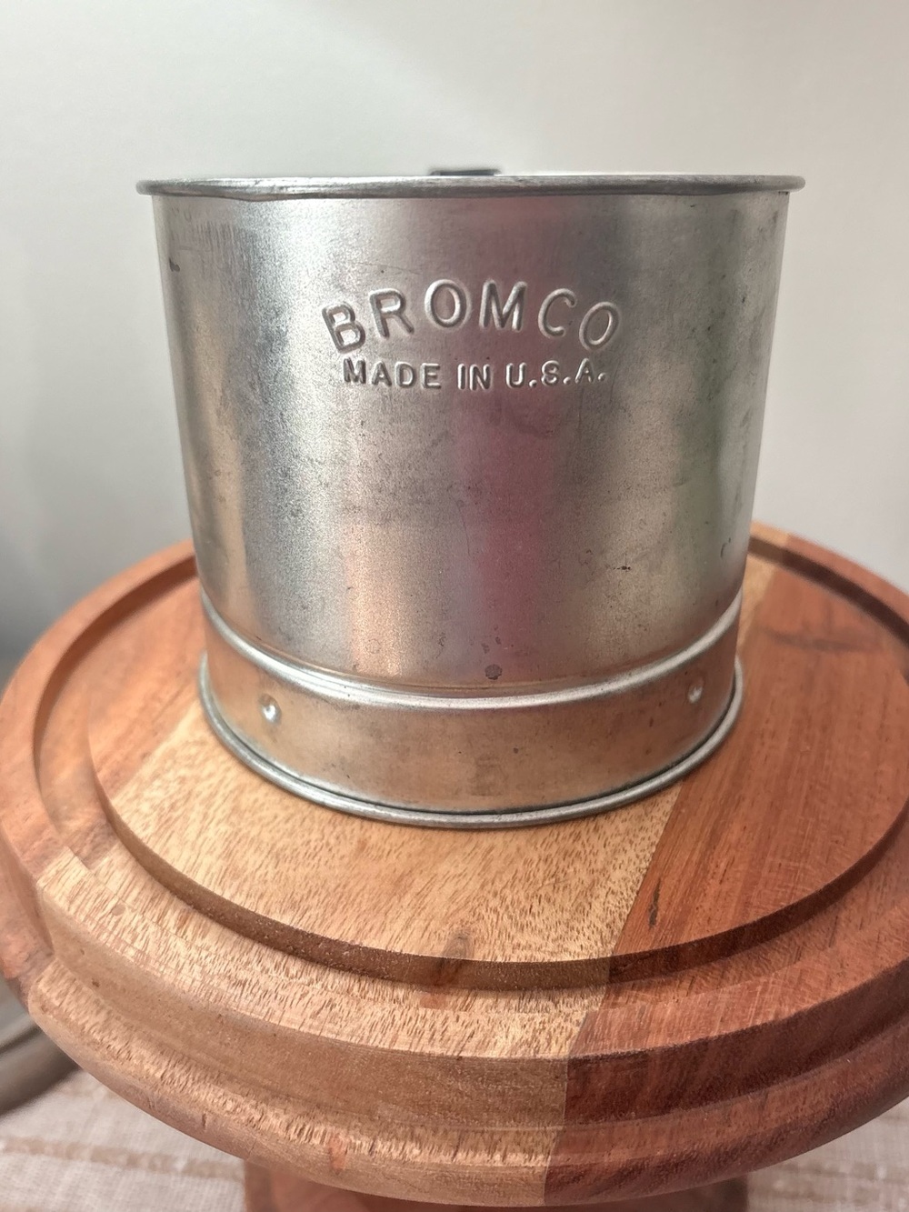 Bromco VTG Flour Sifter Kitchen Squeeze Handle made in USA Farmhouse Chic Metal